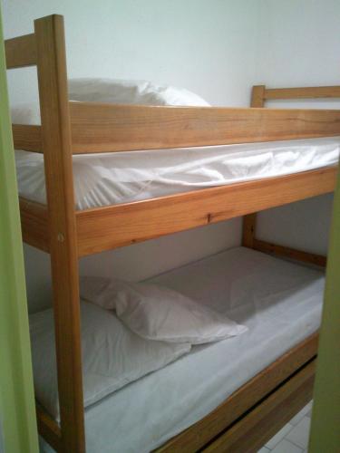 a couple of bunk beds in a room at Vittoria Immobilier 1-REGLEMENT SUR PLACE - Chèques Vacances acceptés in La Grande-Motte