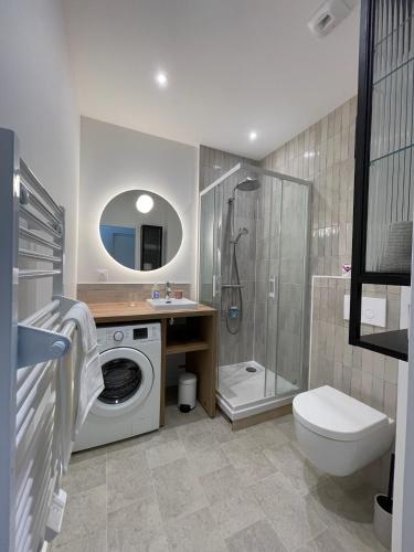 ein Bad mit einer Waschmaschine und einer Dusche in der Unterkunft Montfaucon - Élégant appartement & terrasse au cœur de Bordeaux, idéalement situé in Bordeaux