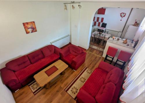 una vista aérea de una sala de estar con un sofá rojo en Apartment LAMI - Kalibunar, Travnik, en Travnik