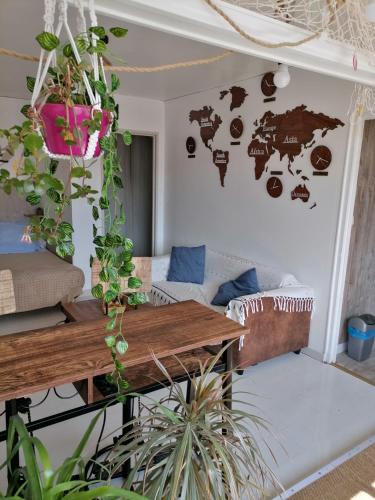 une chambre avec une table et une carte sur le mur dans l'établissement PALMA 3, à Port-la-Nouvelle