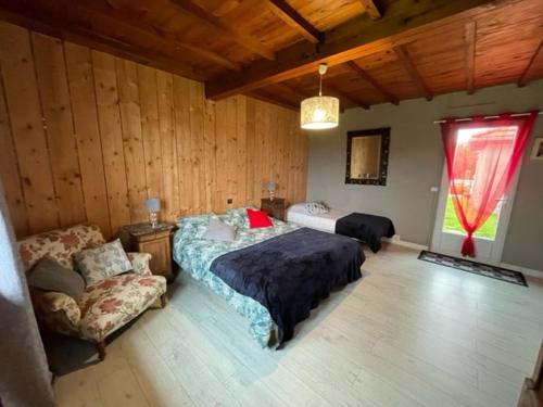 1 dormitorio con 1 cama y 1 sofá en una habitación en A POUTET en Labarthète