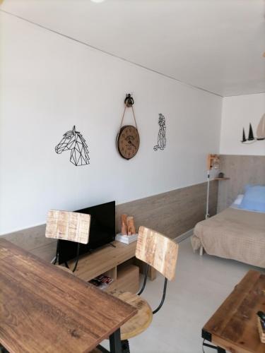 PALMA 3 في بورت-لا-نوفيل: غرفة معيشة مع طاولة وسرير