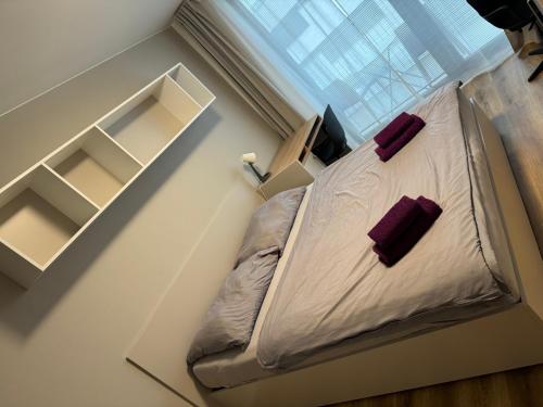 Кровать или кровати в номере Violet Apartment