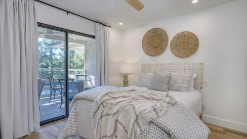 Walk to the Beach Contemporary Coastal Villa Fully Remodeled Spring 2024 Expansive Balcony photo 5