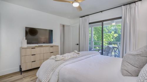 Walk to the Beach Contemporary Coastal Villa Fully Remodeled Spring 2024 Expansive Balcony photo 7