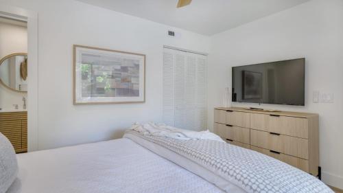 Walk to the Beach Contemporary Coastal Villa Fully Remodeled Spring 2024 Expansive Balcony photo 8