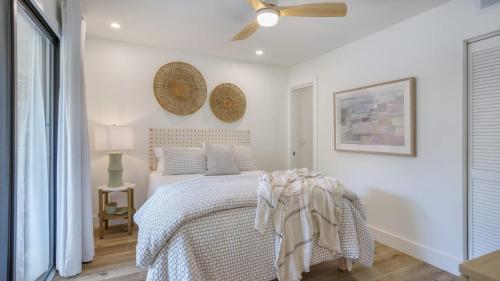 Walk to the Beach Contemporary Coastal Villa Fully Remodeled Spring 2024 Expansive Balcony photo 9