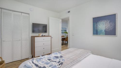 Walk to the Beach Contemporary Coastal Villa Fully Remodeled Spring 2024 Expansive Balcony photo 11