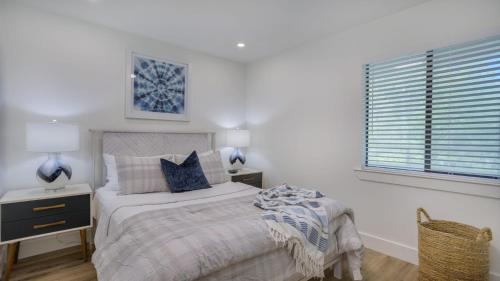 Walk to the Beach Contemporary Coastal Villa Fully Remodeled Spring 2024 Expansive Balcony photo 13