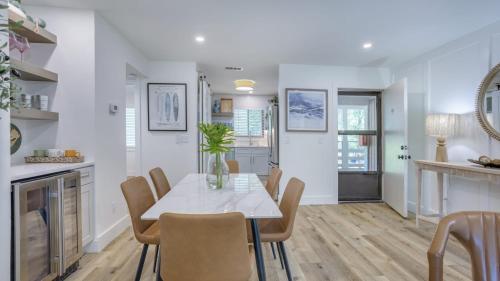 Walk to the Beach Contemporary Coastal Villa Fully Remodeled Spring 2024 Expansive Balcony photo 16