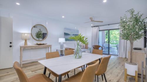 Walk to the Beach Contemporary Coastal Villa Fully Remodeled Spring 2024 Expansive Balcony photo 18
