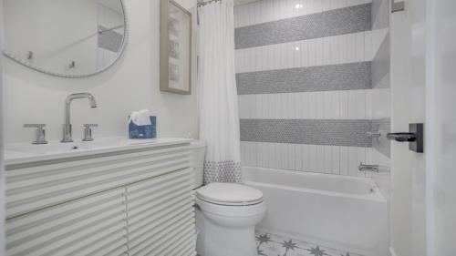 Walk to the Beach Contemporary Coastal Villa Fully Remodeled Spring 2024 Expansive Balcony photo 27