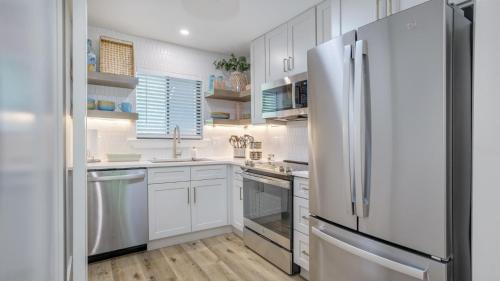 Walk to the Beach Contemporary Coastal Villa Fully Remodeled Spring 2024 Expansive Balcony photo 30