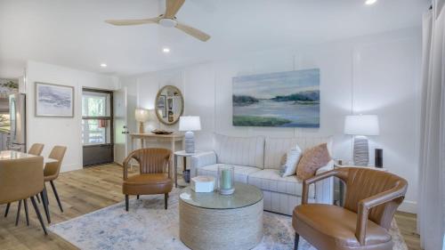 Walk to the Beach Contemporary Coastal Villa Fully Remodeled Spring 2024 Expansive Balcony photo 32