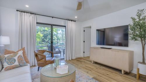 Walk to the Beach Contemporary Coastal Villa Fully Remodeled Spring 2024 Expansive Balcony photo 33