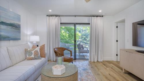 Walk to the Beach Contemporary Coastal Villa Fully Remodeled Spring 2024 Expansive Balcony photo 34
