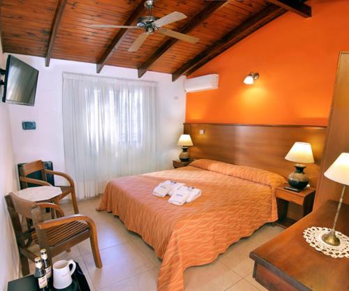 1 dormitorio con 1 cama con 2 toallas en Posada Tantra en Villa General Belgrano