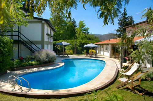 una piscina en el patio de una casa en Posada Tantra en Villa General Belgrano