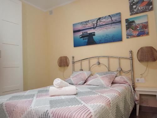 アルコス・デ・ラ・フロンテーラにあるCasas Lomas IIのベッドルーム1室(ピンクと白のシーツが備わるベッド1台付)