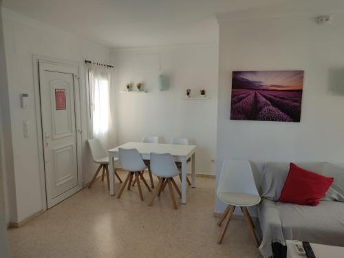 a living room with a table and chairs and a couch at Casa Laya en Oliva Nova in Oliva