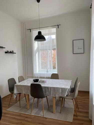 Un comedor con mesa y sillas en Horský apartmán Desná - Jizerky, en Desná