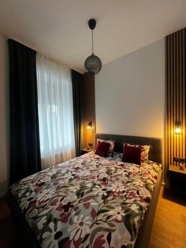 ein Schlafzimmer mit einem großen Bett mit roten Kissen in der Unterkunft CHERRY apartment in Riga