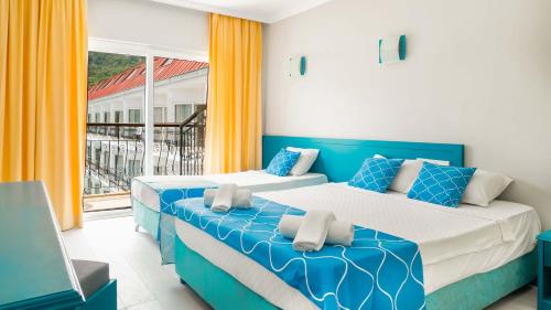 2 camas en una habitación con ventana en Get Enjoy Hotels en Beldibi
