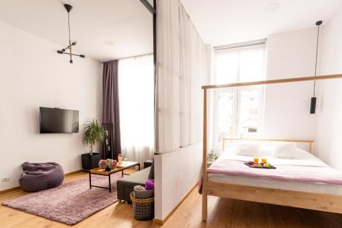 Giường trong phòng chung tại Urban Six Apartments