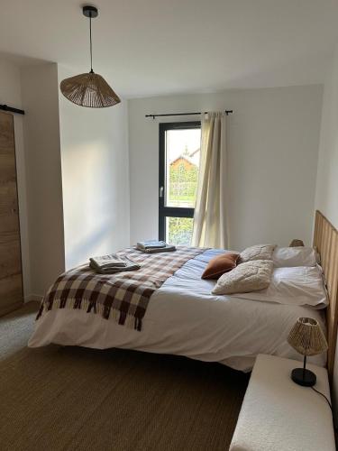 une chambre avec un grand lit avec une fenêtre dans l'établissement Duplex 140m2 Villard-de-Lans, à Villard-de-Lans
