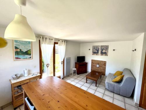 un salon avec un canapé et une table dans l'établissement Gîte Les Géraniums, à Pallud