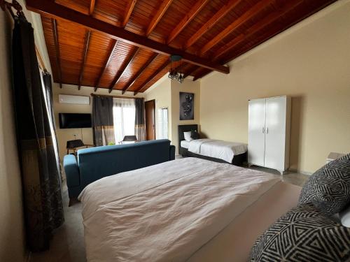 Ένα ή περισσότερα κρεβάτια σε δωμάτιο στο Ada Konak Otel