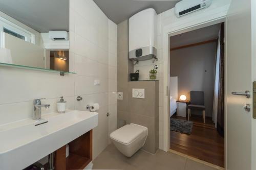 スプリトにあるLuxury Rooms Silente Bacvice 1の白いトイレと洗面台のあるバスルーム