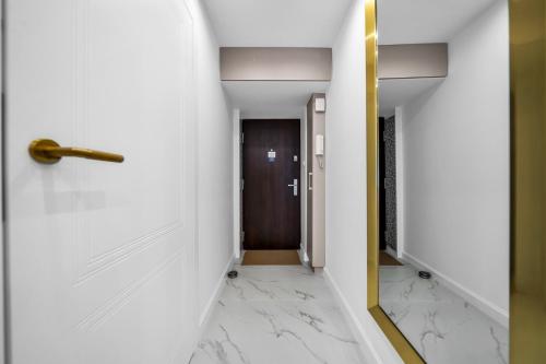 a hallway with a door and a mirror at Warsaw Centrum Apartment - Workspace, Balcony - by Rentujemy in Warsaw
