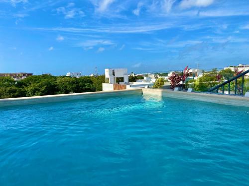 basen z niebieską wodą na dachu budynku w obiekcie Ceiba by Andiani w mieście Playa del Carmen