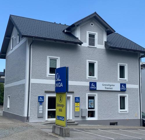 a building with a no moa sign in front of it at Idyllische Suite in Zentrumsnähe mit Parkplatz Top 1 in Gmunden