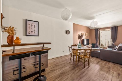 un salon avec une table et un canapé dans l'établissement *RARE Vienne Historique Calme 1min Théâtre Antique, à Vienne