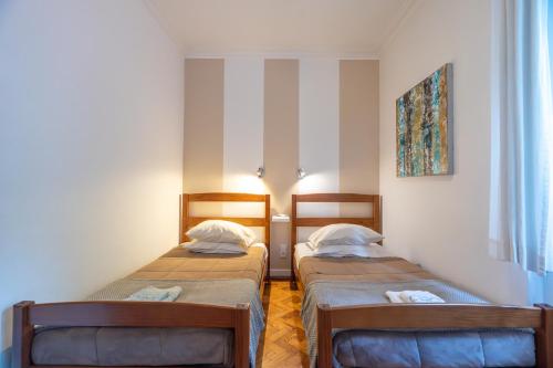 a room with two beds in a room at Pátio da Laranjeira in Tomar