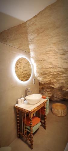 a bathroom with a sink in a cave at Casa Cueva Las Chicas del Puente in Setenil