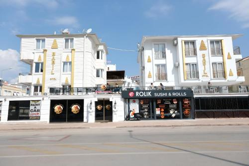 un magasin dans une rue en face des bâtiments dans l'établissement Babil Hotel, à Antalya