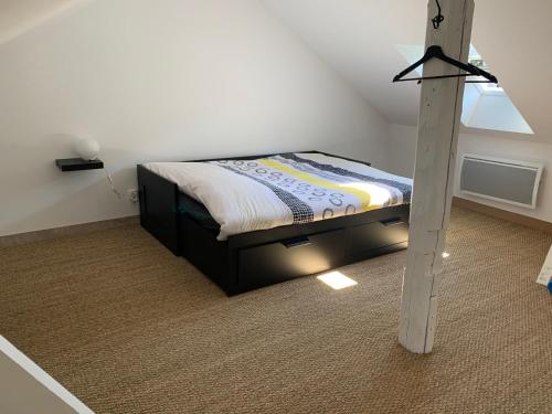 - une chambre avec un lit éclairé au sol dans l'établissement La Bulle d R, au Tréport