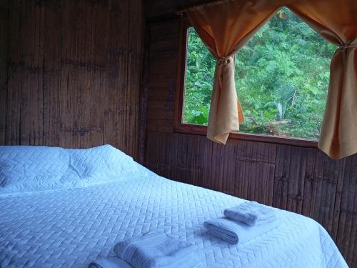 Un pat sau paturi într-o cameră la Hospedaje Cabañas Roca Mía