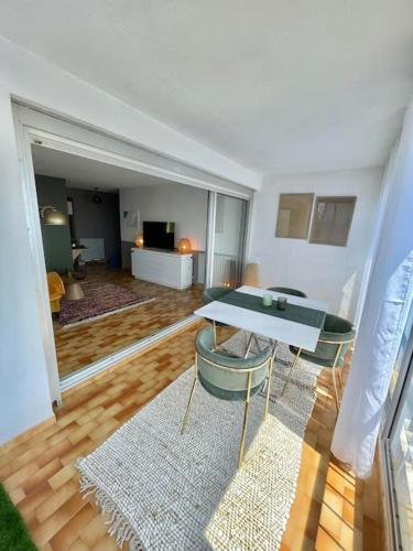 une chambre avec une table et des chaises ainsi qu'un salon dans l'établissement Le Nid Ensoleillé - Centre port, au Cap d'Agde