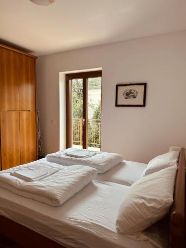 - 2 lits dans une chambre avec fenêtre dans l'établissement Apartment Adriana, à Muggia