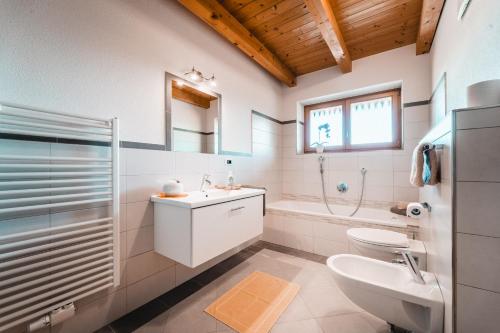 een badkamer met een wastafel, een toilet en een douche bij Almresidenz Unterrain zum Hartl -1 km BY CAR DISTANCE SKI SLOPES KRONPLATZ in Valdaora