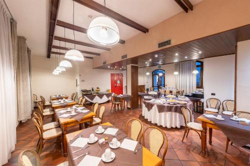 Un restaurante u otro lugar para comer en Hotel Vecchio Casello
