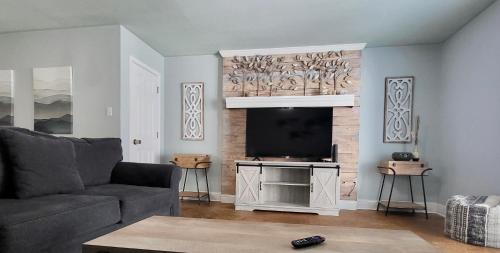 Una sala de estar con un sofá y un televisor de pantalla plana. en Seaside Gem, en Biloxi
