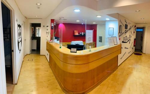 un grande bancone in legno in una stanza con di Corujinha Hostel a Lisbona