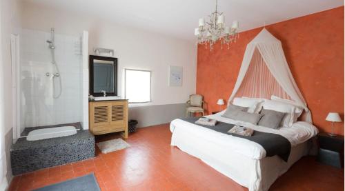 une chambre avec un grand lit et une télévision dans l'établissement ELIA HOUSE, à Goult