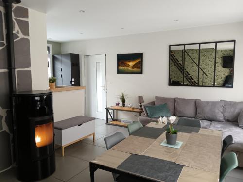 un salon avec un canapé et une table dans l'établissement Le petit poucet, à La Bourboule