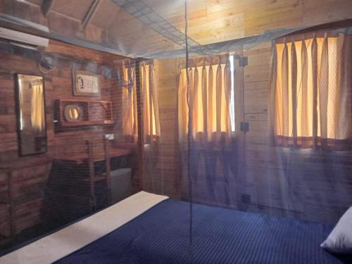 Zimmer mit einer Glasdusche in einer Kabine in der Unterkunft Silaa Cabana in Trincomalee